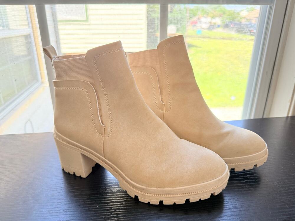 Jellypop Shelley Beige Chunky Ankle Boots Block Heel Chelsea Womenโs Size 8.5